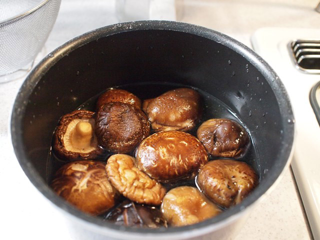 干ししいたけは1時間ほどぬるま湯でもどしておく。もどし汁は捨てない！