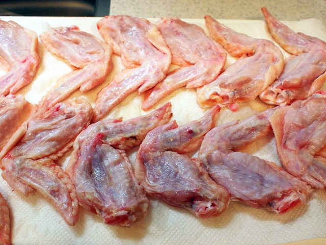 鶏手羽先の両面に塩をふってしばらくおく。水気が出るので、ペーパータオルで拭きとる。