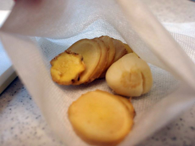 ニンニク（軽く潰したもの）と、スライスしたしょうが。