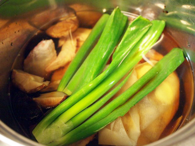 材料を鍋に入れて水を張る。