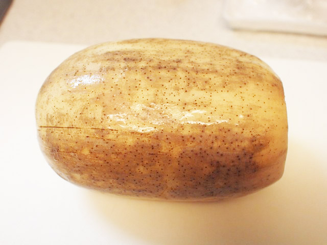 レンコンは持ってみてずっしり重みを感じるものを選ぶ。