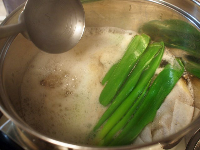 沸騰したらアクと脂を丹念に取る。