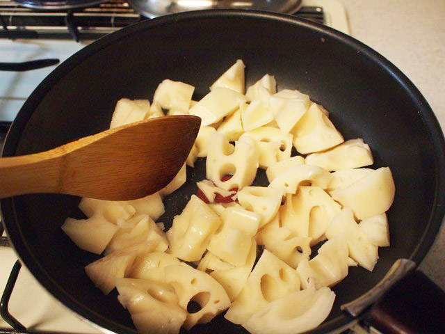 レンコンを炒める。