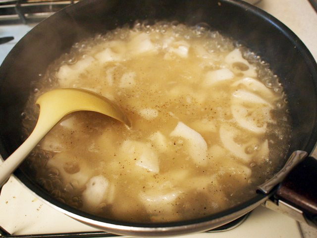 水を入れて煮る。