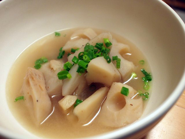 ネギを散らしてスープの出来上がり。