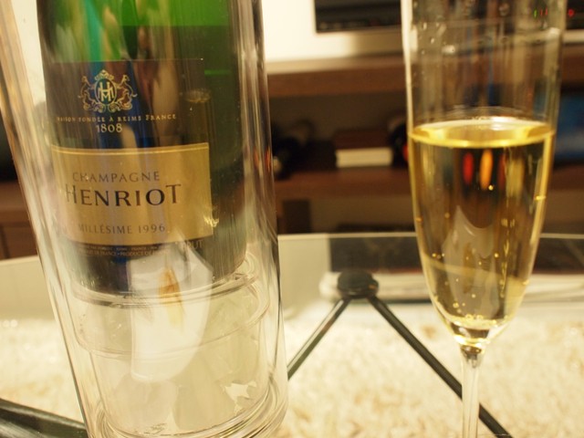 シャンパーニュグラスを泡立ちとともに撮るのは意外に難しい。