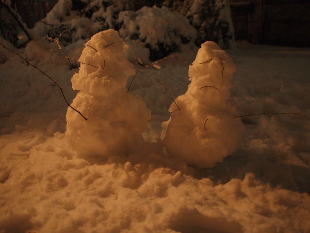 神社に出かけてミニ雪だるまを作る。