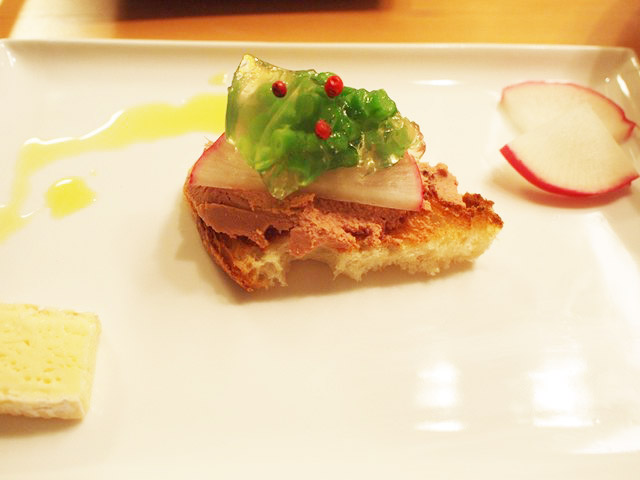 乾杯するのでオードブルを作った。フォアグラのパテとサラダかぶとインゲンのコンソメゼリー寄せ。
