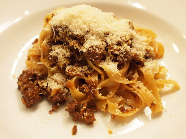 メインはパスタ。和牛とポルチーニのボロネーゼフェットチーネ。パルミジャーノ・レッジャーノはたっぷりかけて。