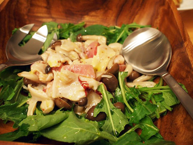 シーフードマリネとルッコラのサラダ。