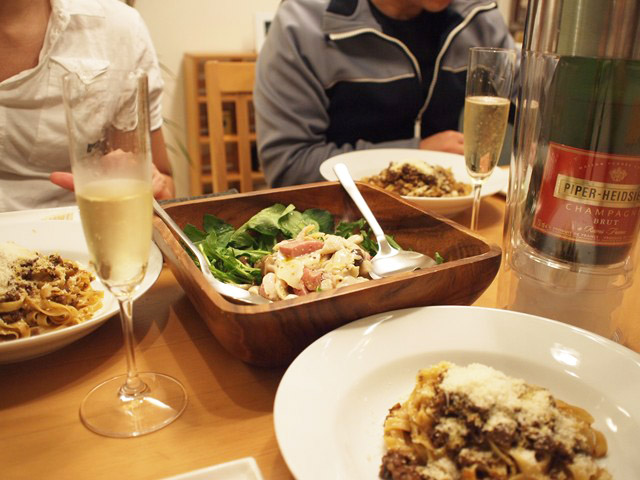 シャンパーニュで乾杯してさあ食事。この日はたまたま買ってあった（笑）Piper-Heidsieck。