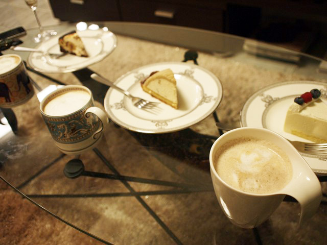 食後はバニララテをいれて、武蔵野茶房のケーキでまったり。
