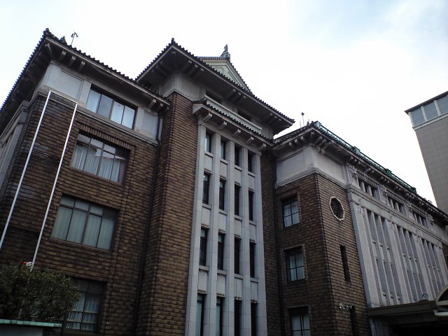 今回の震災で天井が崩落し、死傷者の出た九段会館。