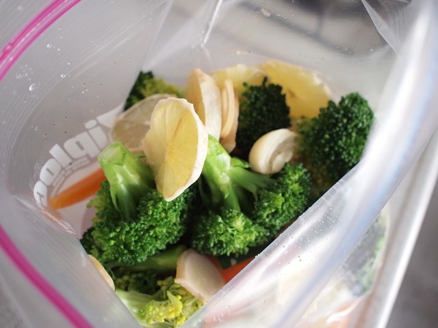 ジップロックを使うと瓶を煮沸する手間もなく、漬け汁が少なくても全体に回るから便利。