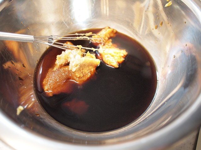 調味料を合わせておく。特に味噌なんかは溶いておくのがよい。