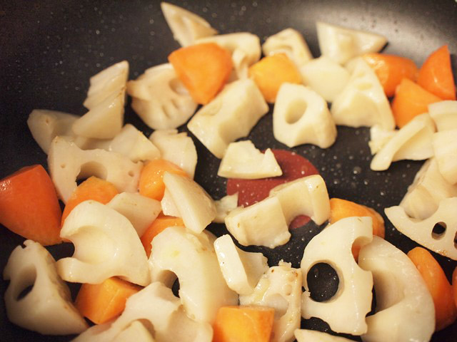 火のとおりにくいものからまず炒める。