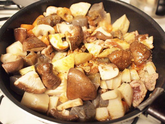 たくさん入るので鍋は中華鍋など大きめがいい。（今頃いうな）