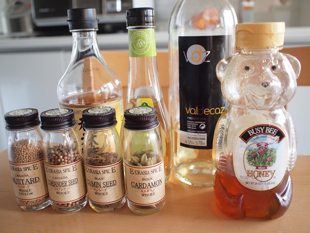 漬け汁に使うスパイスと調味料。ローレルを撮り忘れた。（笑）