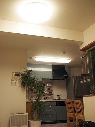 従来の灯りの状態。手前がリビング、向こうがダイニングキッチン。