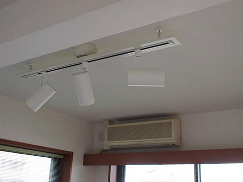 リビングは3連のスポットライト。