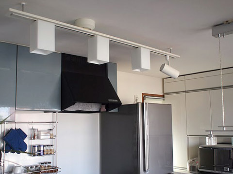 ダイニングキッチンはシェードランプ3つプラススポットライト1つ。