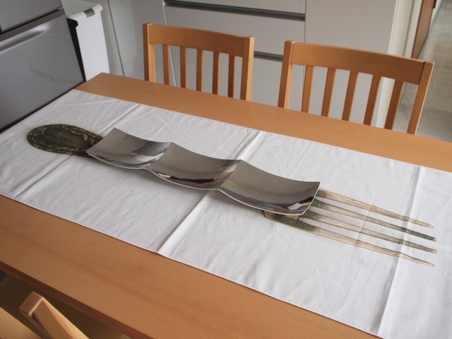 テーブルランナーと皿はこんな感じ。取り急ぎ、アイロンもあてずに敷いて写真を撮った。