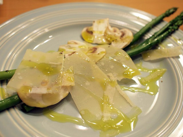 パルミジャーノに見える白い斑点はアミノ酸が結晶化したもの。36ヶ月熟成のを使用。