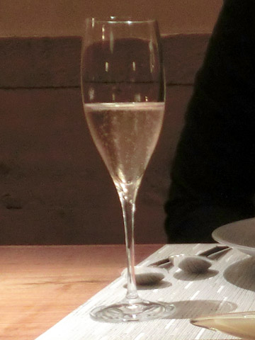 グラスでまずは食前のシャンパーニュを。