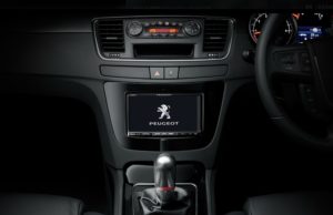 エアコンが一番上、空いて、オールインワンのカーナビが真ん中。