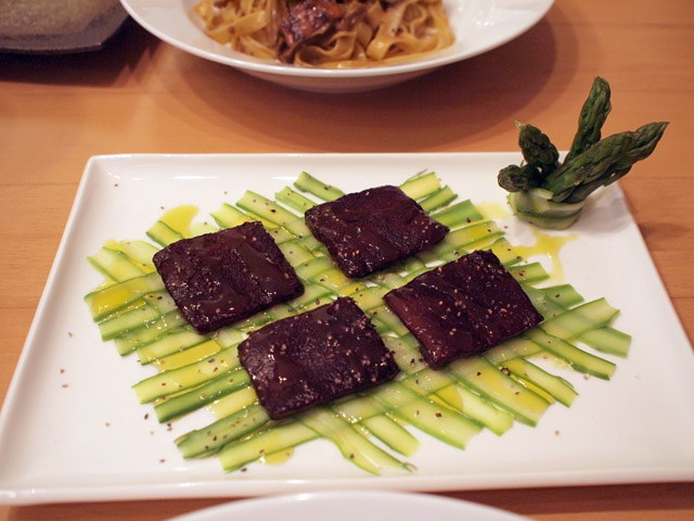 パプリカの赤ワイン煮とアスパラガスのサラダ