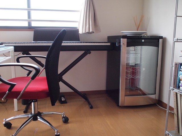 部屋の隅に落ち着いた。窓が近くにあるが、直射日光は当たらない場所ゆえ、OK。