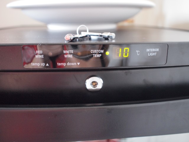 温度調節は赤ワイン用13℃、白ワイン用8℃の2つのプリセットと、カスタム設定用のボタンが付いている。簡易ながら鍵付き。