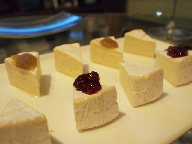 カマンベールはBonjour de Franceのもの。クリーミーでバターのような香りがある。