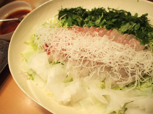 真鯛の刺身サラダ中華風の完成。