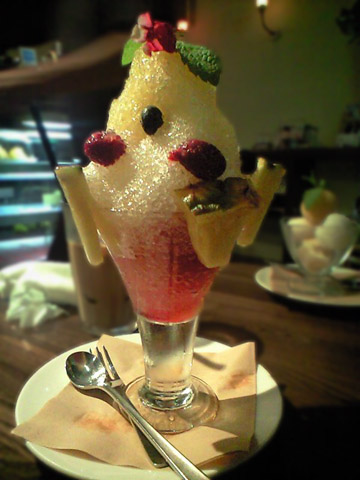 じょにおの頼んだかき氷のパフェ。でか…。