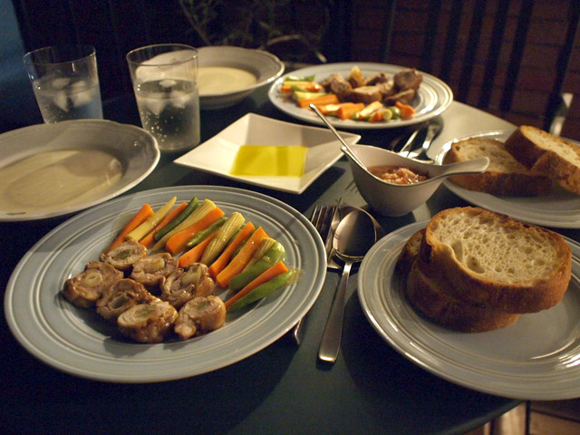 ちょっと涼しかった日の夜、テラスで。メニューは本文参照。 ちょっと涼しかった日の夜、テラスで。メニューは本文参照。