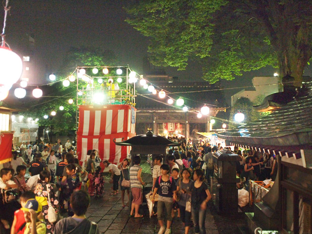 近所のお寺の夏祭り。盆踊りでドドンガドン。 近所のお寺の夏祭り。盆踊りでドドンガドン。