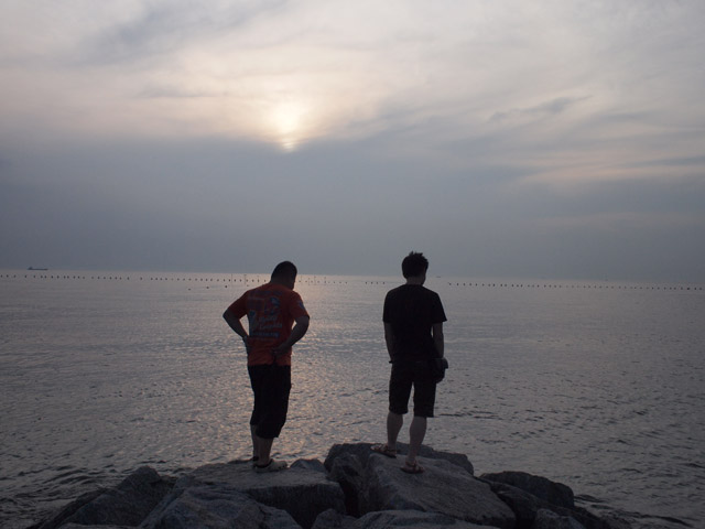 黄昏のまー（右）とう～たん（左）。でも感傷的な話をしていたのではなく、「カニがおる！」みたいな。（笑）