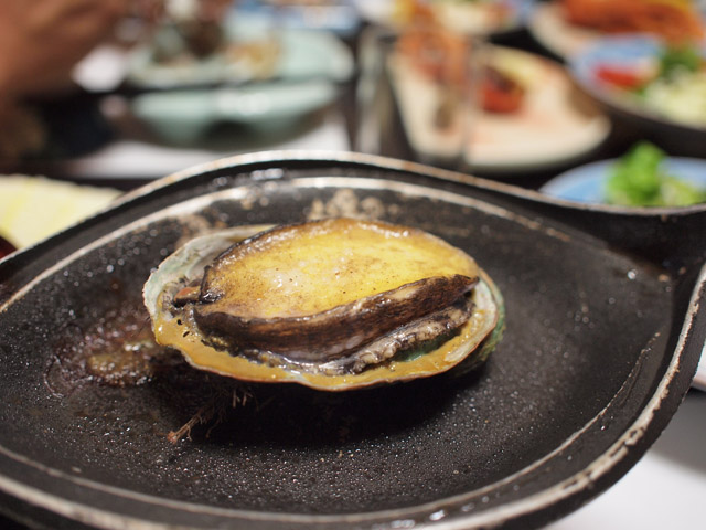 なので、まともな旅に見えるよう、食事の写真を載せておく。（笑）あわび。