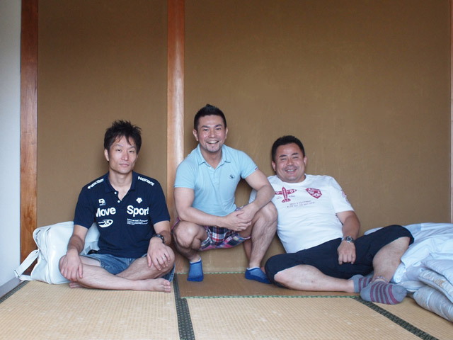 で、翌朝。同級生を写真レポートせよとのじょにおの命令で。（笑）左からまー、俺、う～たん。写真を載せてもプライバシーがどうのとか顔バレがどうのとかグダグダ言うような連中でないのがありがたい。（笑）