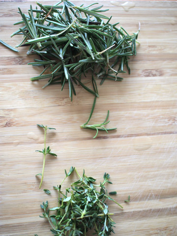 アリスタを作る。肉は前日から準備。ローズマリーとタイムを肉に差し込みやすいようにしておく。