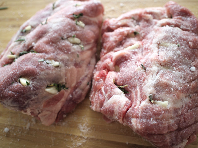 肉にペティナイフで切り込みを入れ、そこにハーブとにんにくを詰める。焼いた時焦げないように深く挿す。そして肉の表面に塩をすり込む