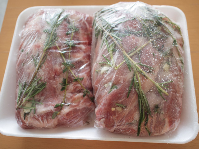 挿した他に枝ごとのハーブとパックして、冷蔵庫で1日置く。