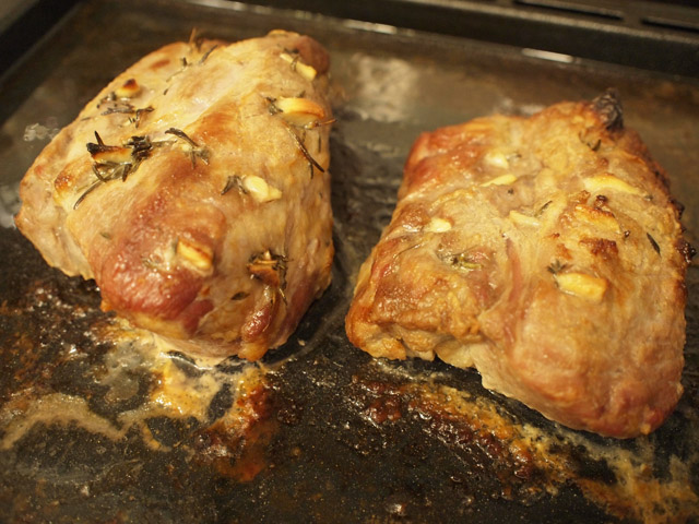 180度のオーブンで45分焼き、白ワイン1カップをふりかけてさらに15分。焼きあげたら少し休ませて、味をなじませる。