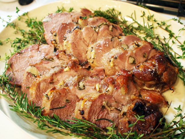 周りをハーブで飾り、白トリュフソルトをふりかけて完成！