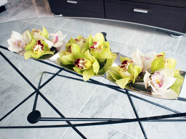 花を飾る。今回は緑と白のシンビジュウム。