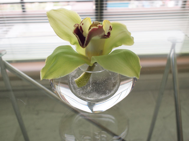 これはハート型のクリスタルの一輪挿しを使ったもの。