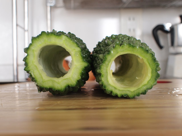 ゴーヤの挽き肉詰め蒸しを作る。ゴーヤの中身を繰り抜いて…