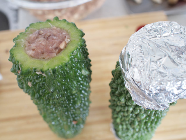 合い挽き肉、玉ねぎのみじん切り、しいたけのみじん切り（とつなぎ）に下味をつけたものを詰めてアルミ箔で両端を蓋。