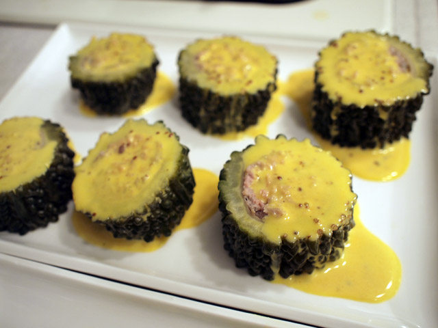 18分ほど蒸して落ち着いたら輪切りにし、マスタードマヨネーズソースをかける。